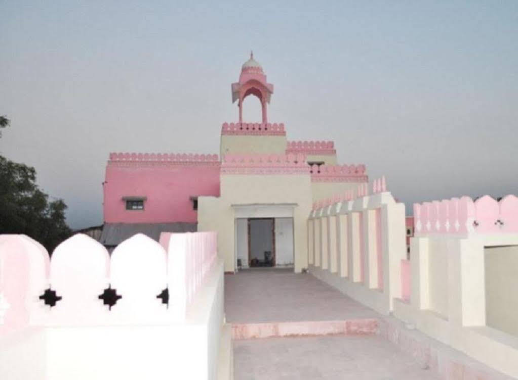 Hotel Suroth Mahal Luhāru 外观 照片